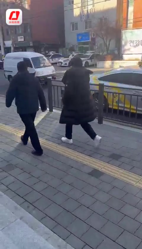 现场视频?柯洁打车离开赛场,走之前接受粉丝礼物