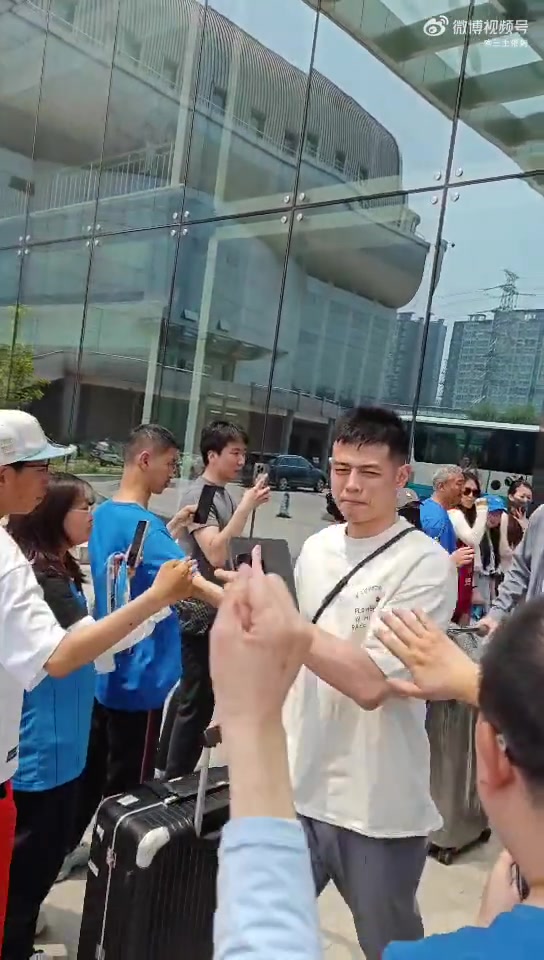 背水一战!北京男篮今天前往杭州 球迷现场送行&鼓励球队打回北京